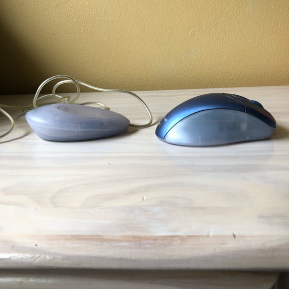 Microsoft Wireless Optical Mouse & USB 2.0 Receiver Cable - Picture 14 of 16